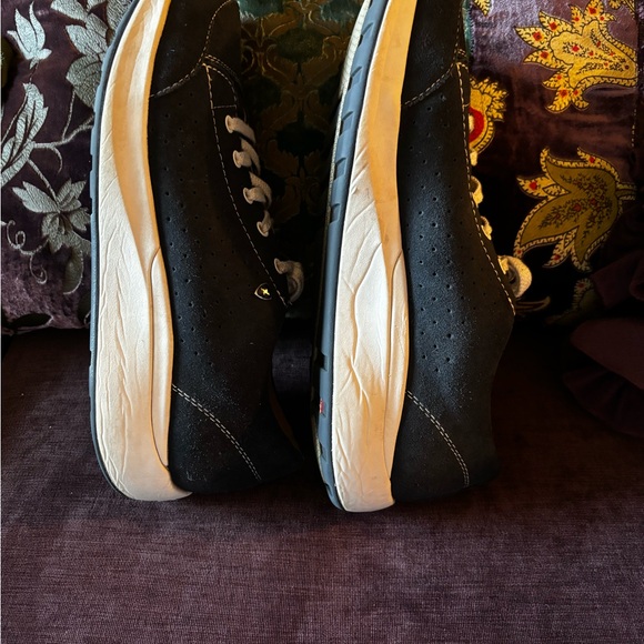 Size 10 XELERO!!! Retails for $279 due to benefits of Suisse engineering - Picture 3 of 7